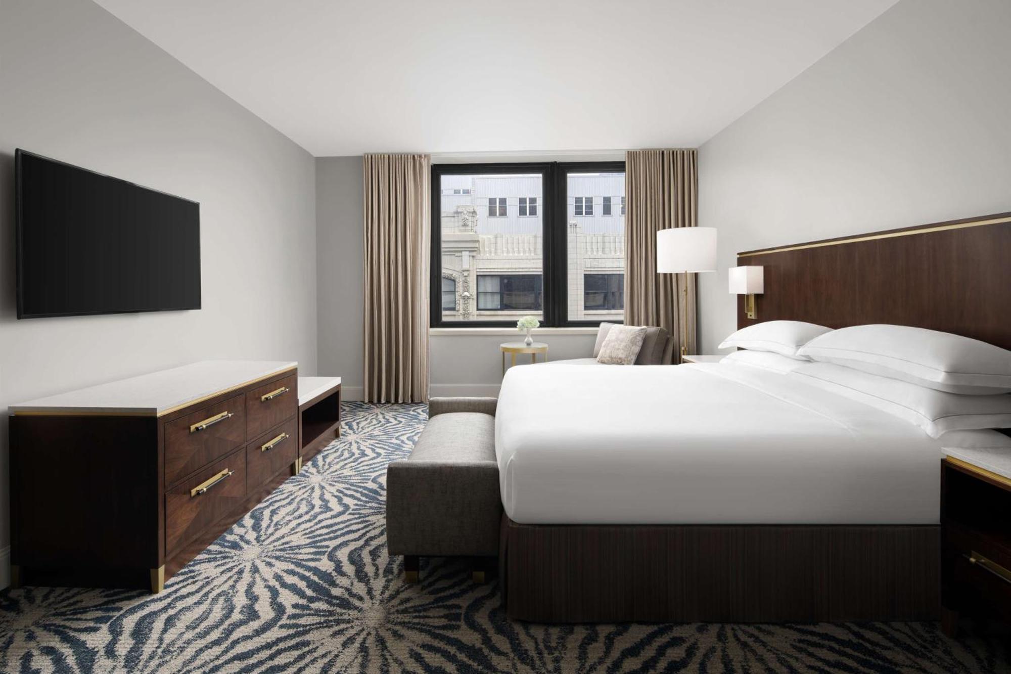 Hilton & Hotel