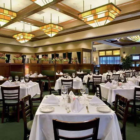 Hilton Indianapolis Hotel & Suites 